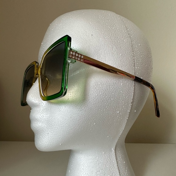 NEW one size fits most STYLISH SUNGLASSES - Picture 3 of 4